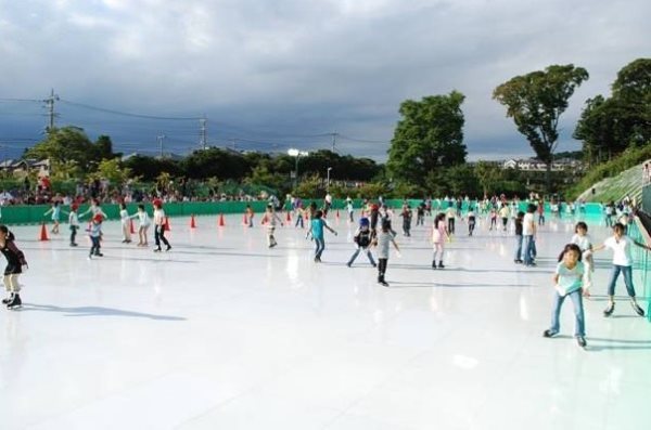 室外滑冰場的冰是怎么做的 室外滑冰場的冰是怎么做的