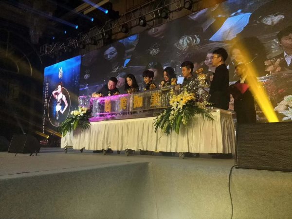 注酒冰雕倒酒 注酒冰雕倒酒