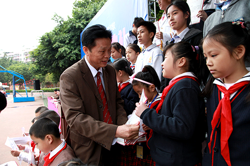 07、圖為開學(xué)典禮上戴桓標(biāo)校長(zhǎng)為學(xué)生頒發(fā)&rdquo;遠(yuǎn)恒佳獎(jiǎng)學(xué)金&ldquo;