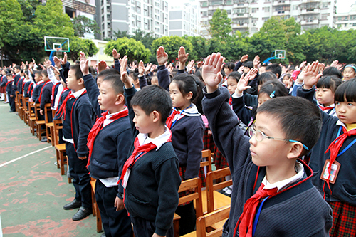 03、圖為開學(xué)典禮升國(guó)旗時(shí)國(guó)際部學(xué)生行隊(duì)禮