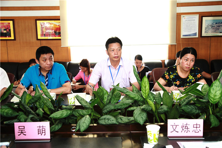 06.圖為學校戴桓標校長(中)、王開利副校長(左)、集團程琳娜主任(右)參加調研情況反饋會