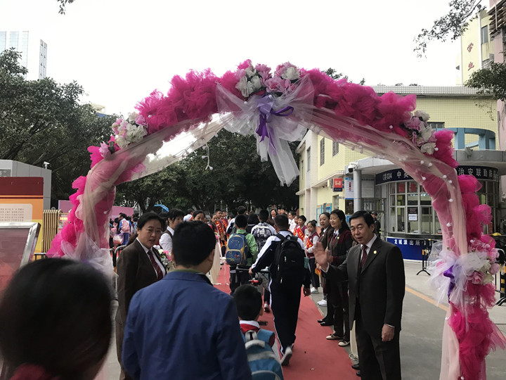 我去上學(xué)校，花兒對(duì)我笑——龍華中英文開學(xué)第一天秩序井然