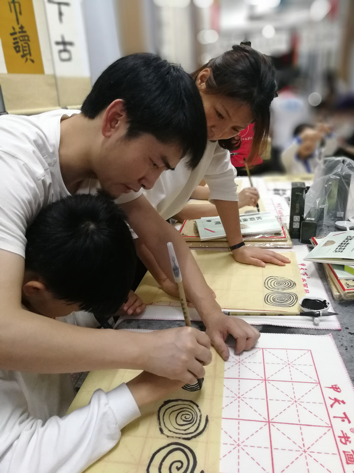 親子同練，家校共建，龍華中英文“家長社團”有聲有色