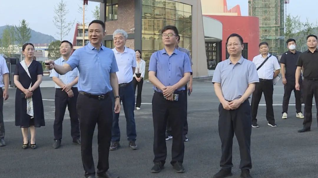 郴州市北湖區委常委 常務副區長張強一行來贛州遠恒佳職業學院調研